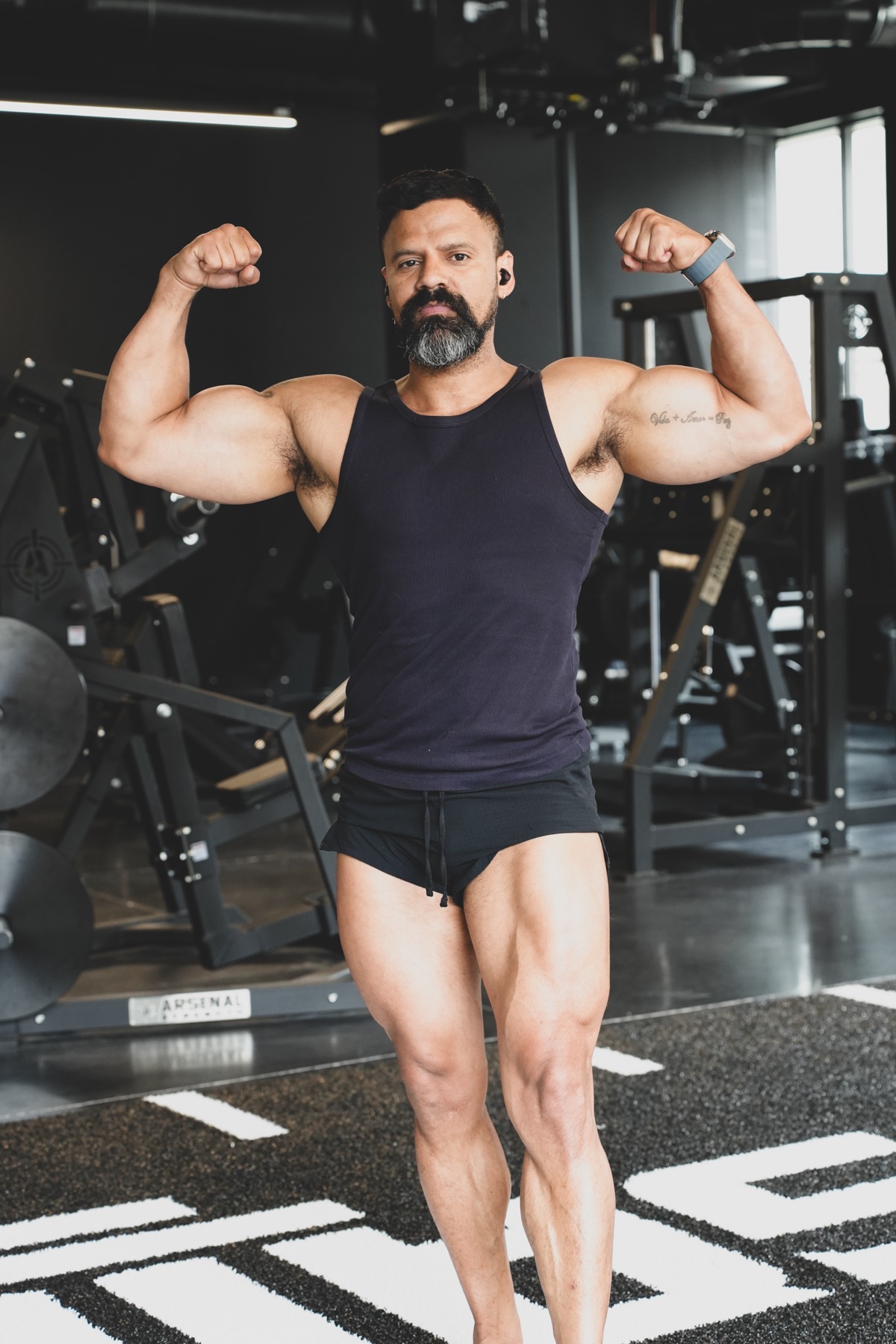 Daniel Soto posando en el gimnasio